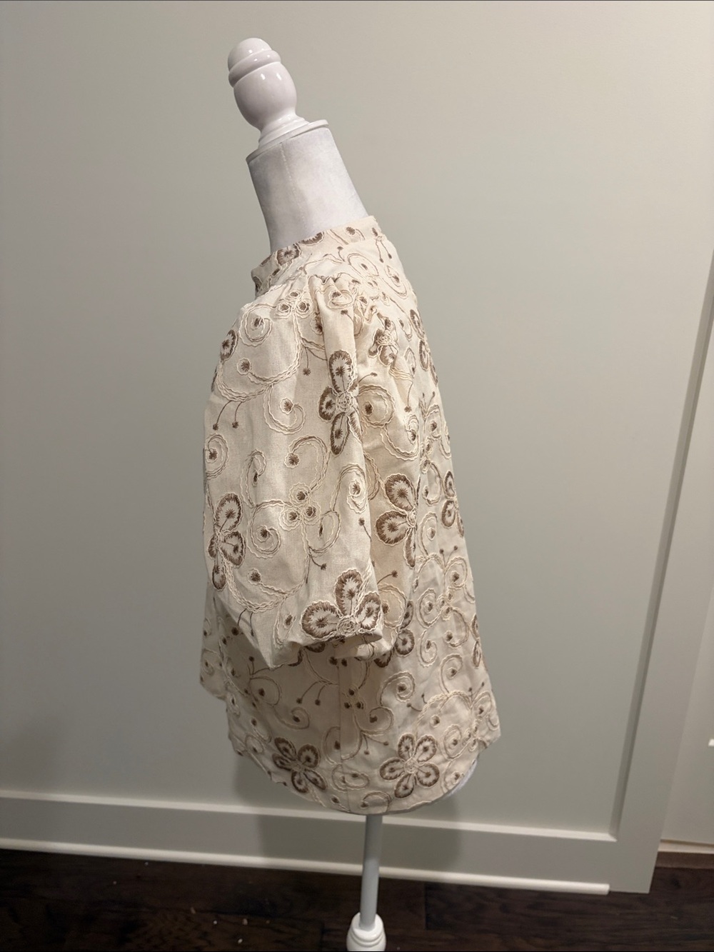 New With Tags Glam Embroidered Detail Puff Sleeve Neutral Top Sz S - Picture 3 of 8